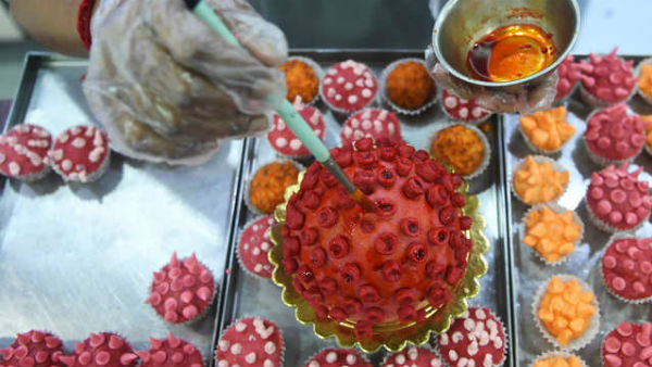 మార్కెట్ లోకి కరోనా స్వీట్లు