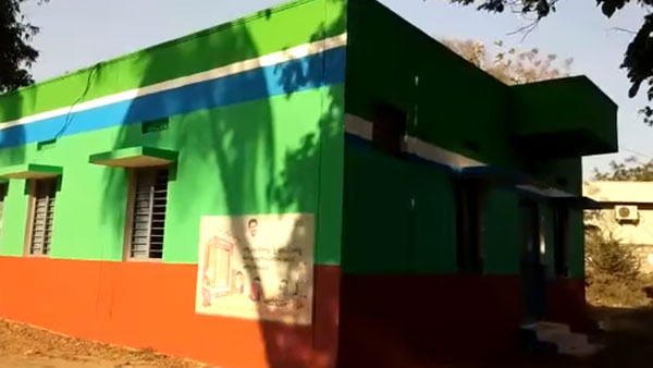 వైసీపీ రంగులతో ప్రభుత్వం అభాసుపాలు..