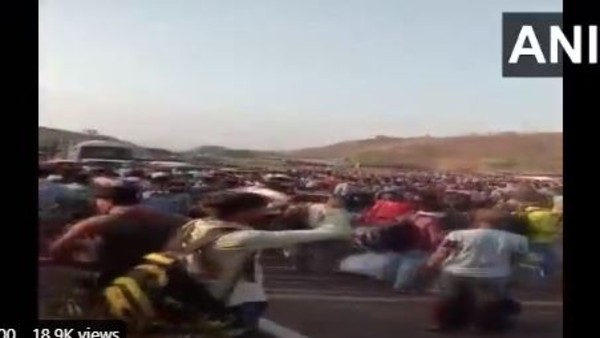 MP-MH Border: Migrants Throw Stones, Protest Over Food and transport MP-MH Border: Migrants Throw Stones, Protest Over Food and transport