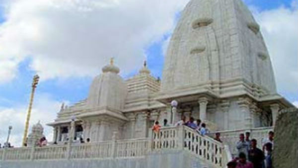 గదులు కూడా దొరకవ్..