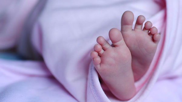 నడిరోడ్డులో బిడ్డకు జన్మినిచ్చిన తల్లి