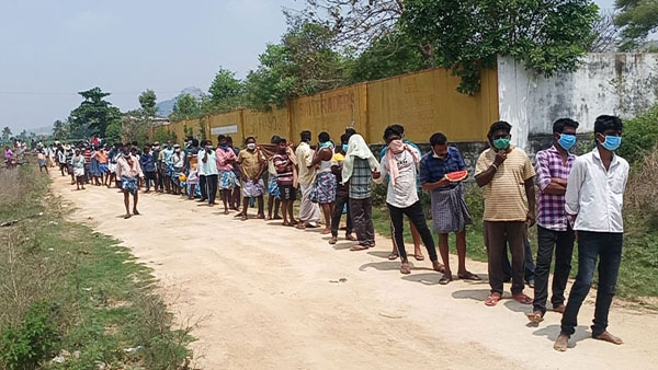 తలకెక్కించుకోని మందుబాబులు..