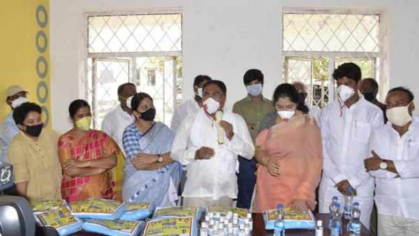 ఇక కరోనాను మరిచి మార్కెట్లు , మాంసాహార విక్రయ కేంద్రాల వద్ద గుంపులుగా జనం