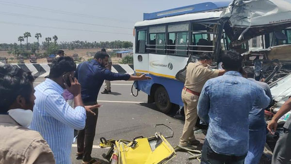 Road accident near Guntur, injured persons rescued by the Minister Anil Kumar Yadav Road accident near Guntur, injured persons rescued by the Minister Anil Kumar Yadav