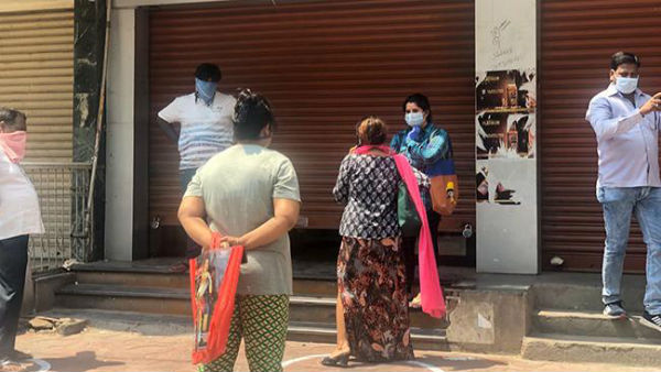 మహిళలకు ప్రత్యేక క్యూ లైన్లు .. సోషల్ డిస్టెన్స్ పాటిస్తూ లిక్కర్ కోసం పడిగాపులు