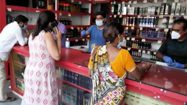 వైన్స్ ముందు మహిళలు, అమ్మాయిలు క్యూ .. తెలంగాణాలోనూ మండుభామలు