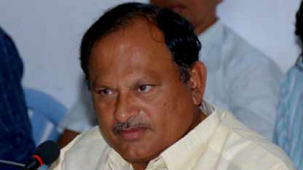 పావులు కదుపుతున్న కరణం బలరాం .. టీడీపీ నేతల ఊగిసలాట