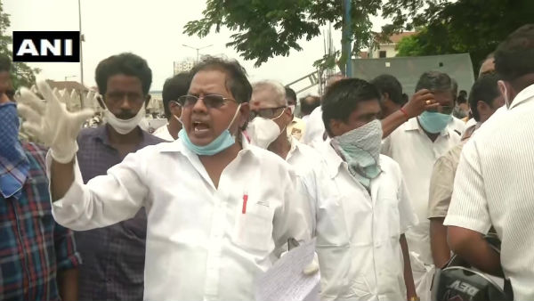 Koyambedu Wholesale Flowers Market Merchants Association protest over lockdown Koyambedu Wholesale Flowers Market Merchants Association protest over lockdown