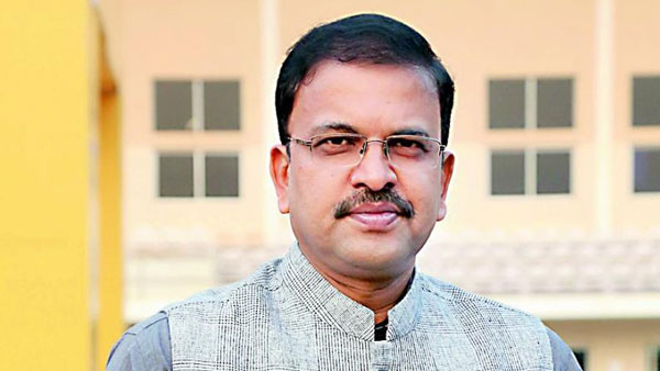 పాదయాత్రలు చేయడంలో తప్పులేదు..