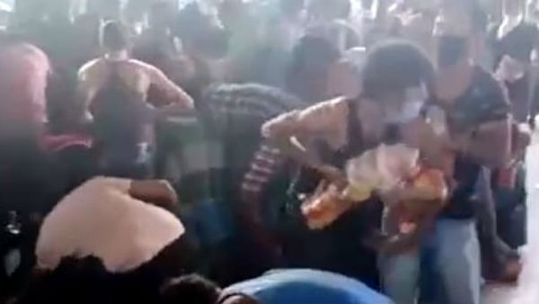 Migrants Loot Food Cart At Railway Station In Madhya Pradesh Migrants Loot Food Cart At Railway Station In Madhya Pradesh