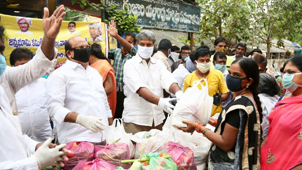 ప్రచారం కోసమే పంపిణీలు.. సామాజిక దూరం మాత్రం..