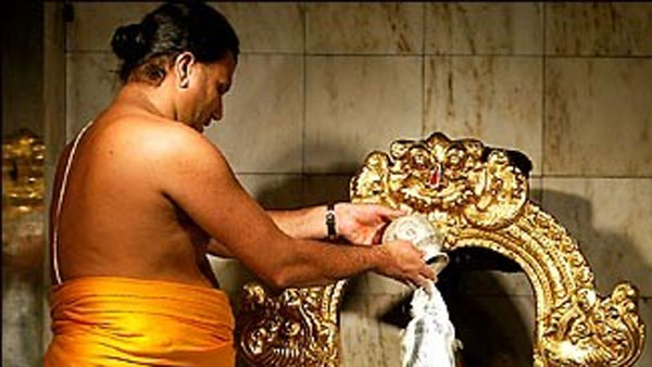 జీవనోపాధి లేక అవస్థలు పడుతున్న అర్చకులు