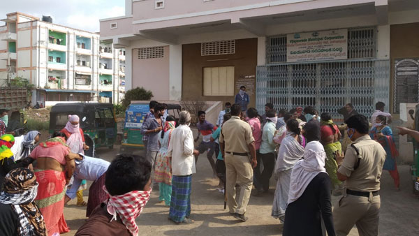 locals attack two women volunteers for not getting ration in vijayawada locals attack two women volunteers for not getting ration in vijayawada