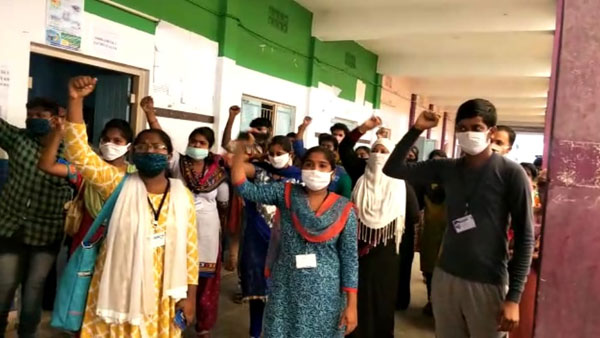 locals attack two women volunteers for not getting ration in vijayawada locals attack two women volunteers for not getting ration in vijayawada