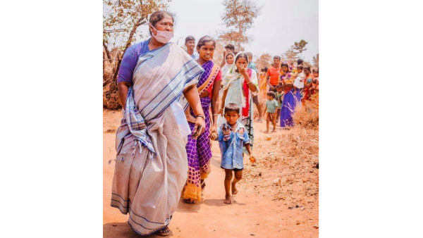 కొండలు, గుట్టలు, రాళ్ళు , ముళ్ళు వేటినీ లెక్క చెయ్యకుండా సాగుతున్న సీతక్క