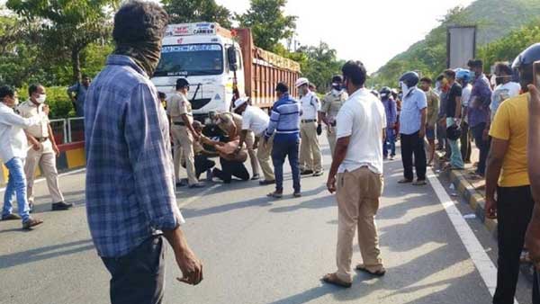 పోలీసులే రెచ్చగొట్టారు..