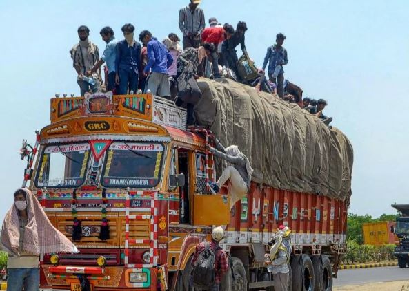3 dead afterTruck carrying migrant workers overturns in Uttar Pradesh 3 dead afterTruck carrying migrant workers overturns in Uttar Pradesh