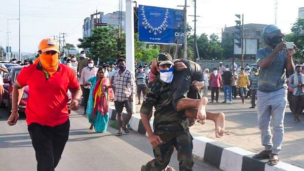 అర్ధరాత్రి భారీ ట్రాఫిక్ జామ్