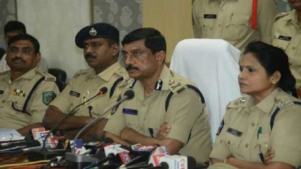 లారీ కింద పడబోతుంటే రక్షించామన్న కమిషనర్..
