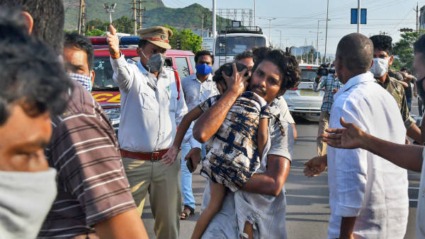 ఆస్పత్రుల్లో నిద్ర లేక నరకం చూస్తున్న బాధితులు కేజీహెచ్ లో మూడువార్డుల్లో 193 మంది