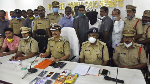 పోలీసుల ముందు కూడా జంకని సంజయ్..