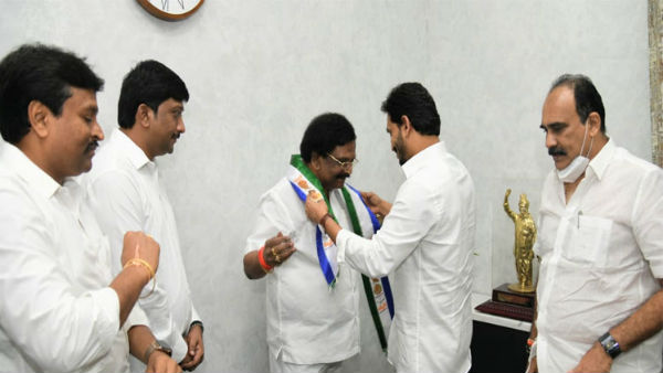 పార్టీ కండువా కప్పి ఆహ్వానించిన జగన్..