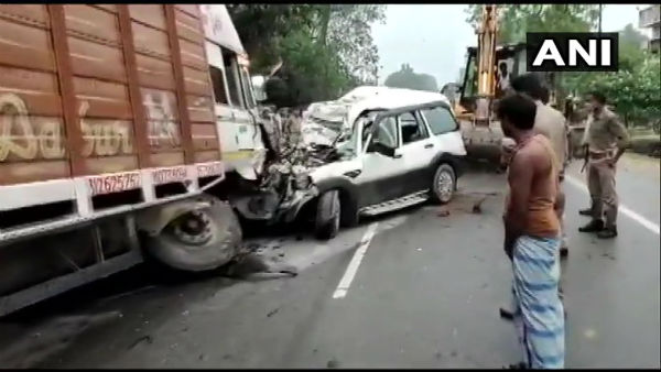9 killed in road accident at Pratapgarh in Uttar Pradesh 9 killed in road accident at Pratapgarh in Uttar Pradesh