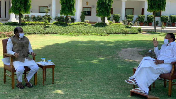 ఆన్లైన్కే మొగ్గు చూపుతున్నవెంకయ్య, ఓంబిర్లా