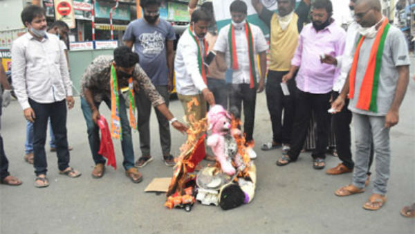 Boycott China Campaign ... BJP leaders burnt Chinese goods in Tirupati Boycott China Campaign ... BJP leaders burnt Chinese goods in Tirupati