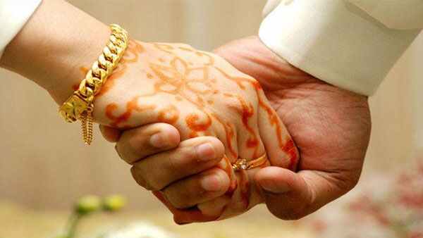 స్నేహితులే పెళ్లి పెద్దలు