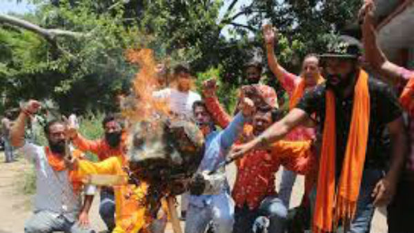 వారణాశిలోనూ విశాల్ భారత్ సంస్థాన్ సంస్థ ఆధ్వర్యంలో నిరసన