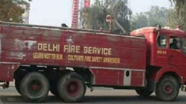 Fire breaks out at slum in Delhis Tughlakabad, 200 shanties burnt Fire breaks out at slum in Delhis Tughlakabad, 200 shanties burnt