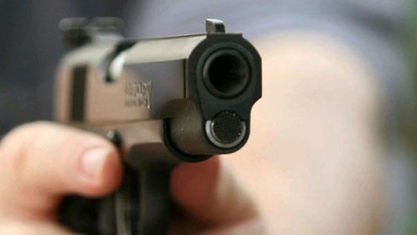 hyderabad police held two youth for allegedly threatening with gun hyderabad police held two youth for allegedly threatening with gun