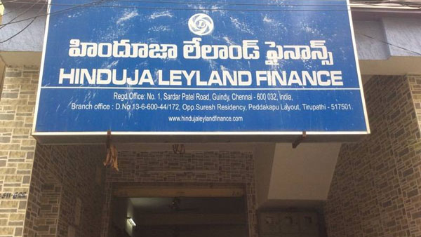 హిందూజా బ్యాంక్ పై ముగ్గురు సోదరుల కన్ను