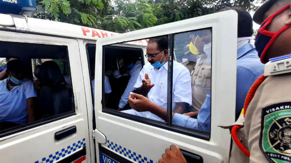 ర్యాలీగా బయలుదేరి వెళ్లిన నేతలు..