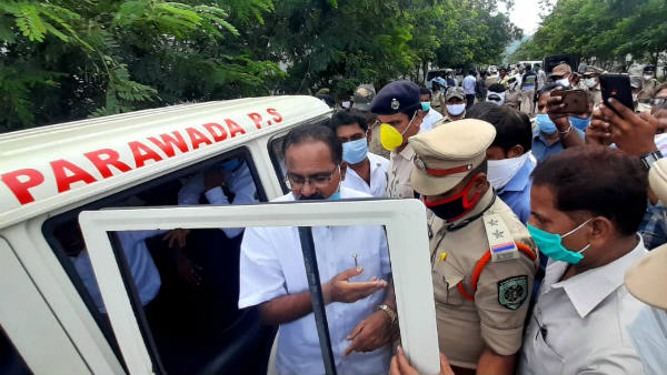 కోన తాతారావును అడ్డుకున్న పోలీసులు..