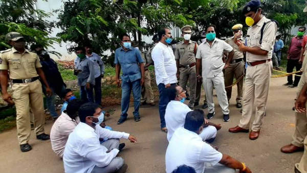అరెస్టు.. పరవాడ పీఎస్కు తరలింపు..