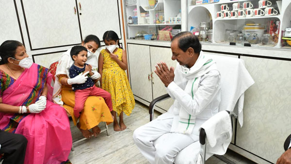 రూ.5కోట్ల నగదు, ఉద్యోగ పత్రాలు , ఇంటి స్థల పత్రాలు అందించిన సీఎం కేసీఆర్