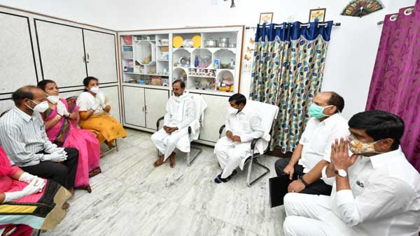 సంతోష్ బాబు కుటుంబాన్ని పరామర్శించిన సీఎం కేసీఆర్