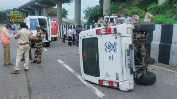 Vehicle in NCP chiefs convoy overturns on Mumbai-Pune Expressway, Sharad Pawar’s car passes safely Vehicle in NCP chiefs convoy overturns on Mumbai-Pune Expressway, Sharad Pawar’s car passes safely