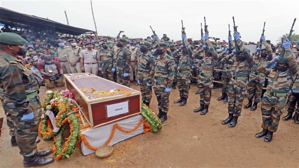 మాట్లాడుతుండగానే చైనా సైనికుడు ఒకడు..