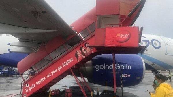 Mumbai airport: Strong wind causes SpiceJet ladder to crash into Indigo aircraft Mumbai airport: Strong wind causes SpiceJet ladder to crash into Indigo aircraft