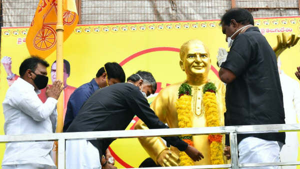 ఎన్టీఆర్ విగ్రహానికి నివాళి..