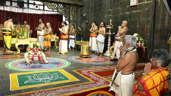 తిరుమంజనంతో ఆరంభం..