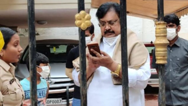 అంబేద్కర్, ఫులే విగ్రహాలకు వినతిపత్రాలు..