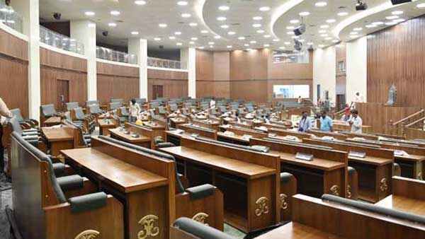గవర్నర్ కోర్టులో రాజధాని బిల్లులు...