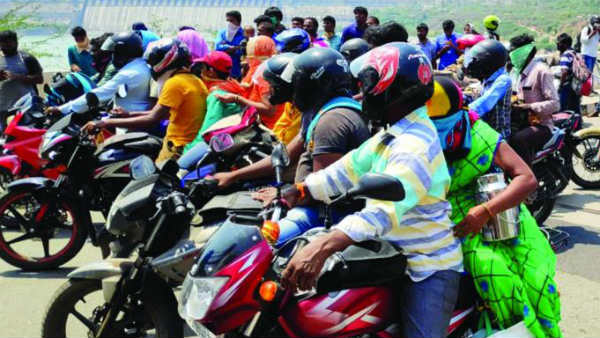 ఏపీ బోర్డర్ ల వద్ద దారుణ పరిస్థితులు