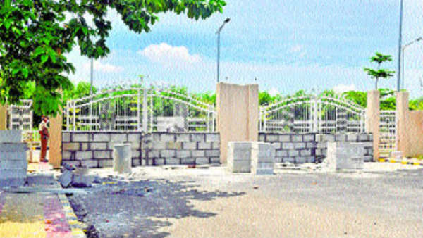 రెండు గేట్ల ముందు గోడలు