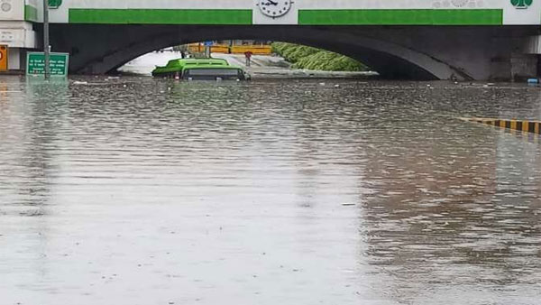 delhi rains: national capital receives heavy rain and flood, several died, washing away houses delhi rains: national capital receives heavy rain and flood, several died, washing away houses