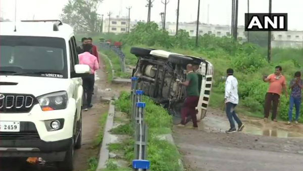 వేర్వేరు కార్లు... అనుమానాలు...